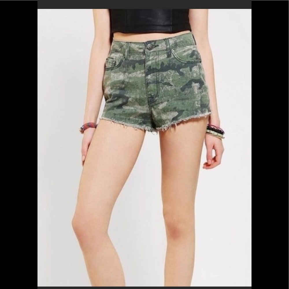 BDG high-waisted camo short
